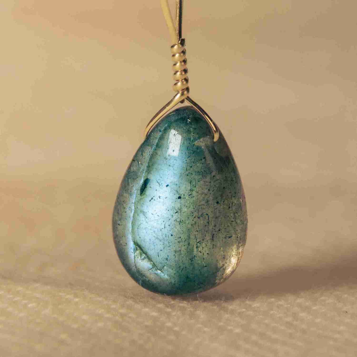 labradorite gemstone pendant with labradorescence 