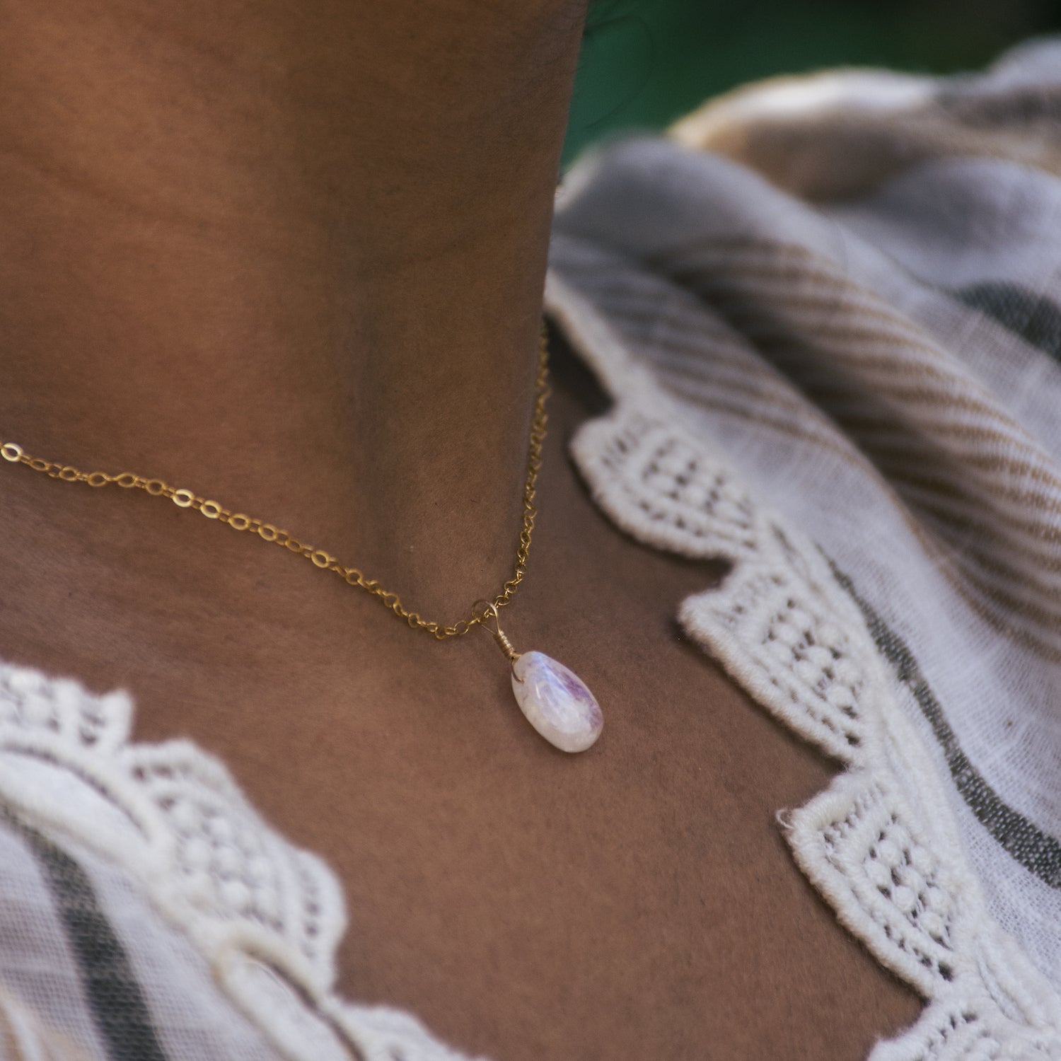 simple moonstone pendant necklace