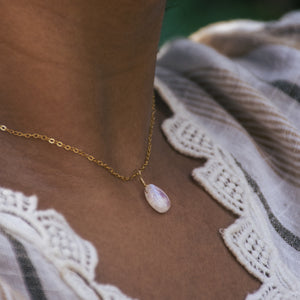 simple moonstone pendant necklace
